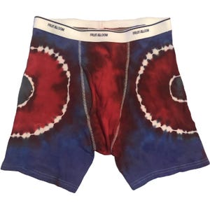Könnte beinhalten: Rote, weiße und blaue Batik-Boxershorts mit dem Schriftzug "Fruit of the Loom" am Bund.