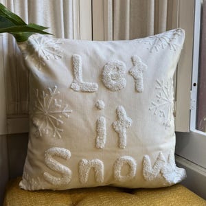 刺繍入りスノーフレーククッションカバー：「Let it Snow」冬のインテリア