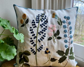 Capa de almofada bordada com flores silvestres da primavera: Almofada botânica estilo cottagecore (45x45 cm)