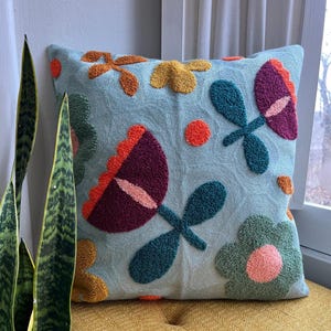 Broderat örngott med vårblommor: Tuftad bomull, vårdekor