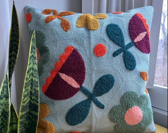 Funda de cojín bordada con flores de primavera: algodón con mechones, decoración primaveral