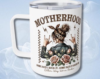 Geïsoleerde koffiemok Rockin' Motherhood: grappig moedercadeau