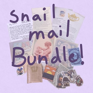 Può includere: Una collezione di articoli di cancelleria, tra cui biglietti, adesivi e tè, disposti su una superficie viola chiaro. Le parole "Snail Mail Bundle!" sono scritte sull'immagine. Il pacchetto include una bustina di tè con l'etichetta "Queen Victoria".