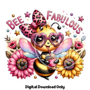Op de afbeelding: Een cartoon-bij met een roze hartvormige zonnebril en een roze strik met luipaardprint. De bij houdt een roze en witte beker vast met een rietje. De bij is omringd door bloemen en de woorden "BEE FABULOUS" staan in roze en gele letters.