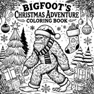 Op de afbeelding: Een zwart-wit kleurboek met een cartoon Bigfoot die een kerstmanmuts en een sjaal draagt en een cadeaudoos draagt. De Bigfoot loopt door een besneeuwd bos met een kerstboom, cadeaus en een kous.