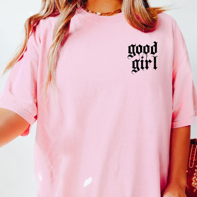 a woman wearing a pink shirt that says booy rig