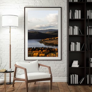 Poster di paesaggio norvegese di qualità premium con cornice in legno, natura scandinava, foresta autunnale e lago, arte murale nordica, arredamento rustico per la casa