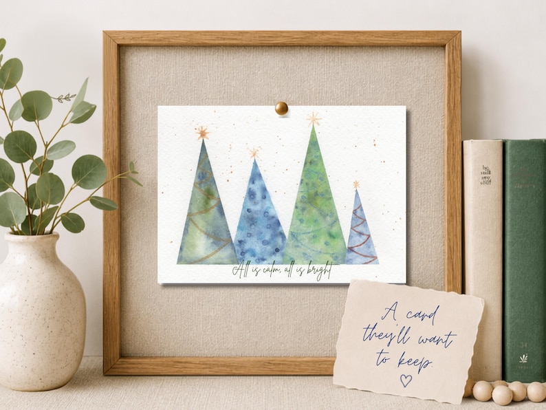 Pu&ograve; includere: Un biglietto d'auguri rettangolare con un'illustrazione ad acquerello di quattro alberi di Natale stilizzati in tonalit&agrave; di verde e blu, sormontati da stelle dorate. Il testo "All is calm, all is bright" &egrave; stampato in nero in basso.