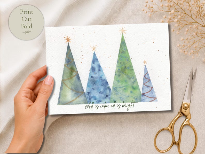 Pu&ograve; includere: Un biglietto d'auguri rettangolare con un'illustrazione ad acquerello di quattro alberi di Natale stilizzati in tonalit&agrave; di verde e blu, sormontati da stelle dorate. Il testo "All is calm, all is bright" &egrave; stampato in nero in basso.