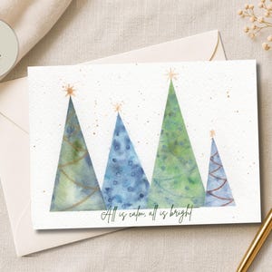 Pu&ograve; includere: Un biglietto d'auguri rettangolare con un'illustrazione ad acquerello di quattro alberi di Natale triangolari in tonalit&agrave; di verde e blu, ciascuno sormontato da una stella dorata. Il testo All is calm, all is bright &egrave; stampato in nero.
