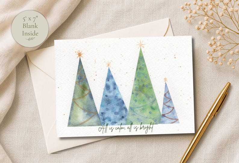 Pu&ograve; includere: Un biglietto d'auguri rettangolare con un'illustrazione ad acquerello di quattro alberi di Natale triangolari in tonalit&agrave; di verde e blu, ciascuno sormontato da una stella dorata. Il testo All is calm, all is bright &egrave; stampato in nero.