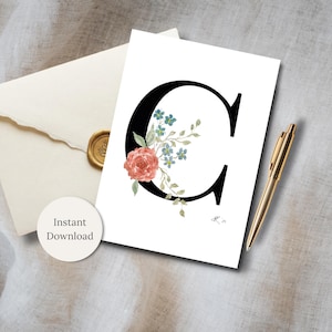 Peut inclure: Une carte blanche avec la lettre "C" noire ornée d'une composition florale à l'aquarelle de roses pêche et de myosotis bleus. Un stylo doré est posé à côté de la carte, avec une enveloppe et un autocollant "Téléchargement instantané" en arrière-plan.