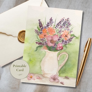 Può includere: Un'illustrazione ad acquerello di un bouquet di lavanda viola e fiori arancioni in una brocca di ceramica color crema. L'opera presenta uno sfondo verde tenue e petali sparsi. Un'etichetta circolare riporta la scritta Printable Card.