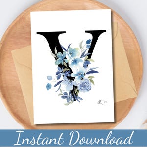 Afdrukbare letter V monogramkaart zwarte initiaal met blauwe aquarel bloemen grillige wenskaart voor elke gelegenheid Direct downloaden