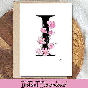 Elegante tarjeta de felicitación imprimible con la inicial "I" en negro y delicadas flores de acuarela rosa. Elegante tarjeta de felicitación y regalo para cualquier ocasión.