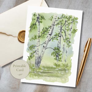 Könnte beinhalten: Eine rechteckige Grußkarte mit einem Aquarellgemälde von Birken mit weißen Stämmen und grünen Blättern vor einem sanften grünen Hintergrund. Ein kreisförmiges Etikett mit dem Text Printable Card befindet sich in der unteren linken Ecke.