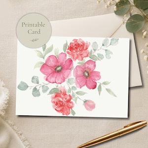 Puede incluir: Una tarjeta de felicitación rectangular con una ilustración en acuarela de flores rosas y rojas con hojas de eucalipto verdes. Una insignia circular en la esquina superior izquierda contiene el texto Printable Card. La tarjeta es blanca y lisa.