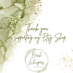 Pu&ograve; includere: Un biglietto di ringraziamento rettangolare con un motivo astratto ad acquerello verde oliva e oro sul lato sinistro. Il testo recita Thank you for supporting my Etsy Shop in un carattere corsivo verde scuro, con il logo Birch Whispers Studio.