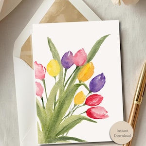 Könnte beinhalten: Eine Aquarell-Grußkarte mit einem Strauß Tulpen in Rosa, Gelb, Lila und Rot. Die Karte befindet sich auf weißem Hintergrund mit grünen Blättern. Ein goldener Stift und ein Umschlag liegen neben der Karte. Die Karte trägt die Worte "Sofort-Download".