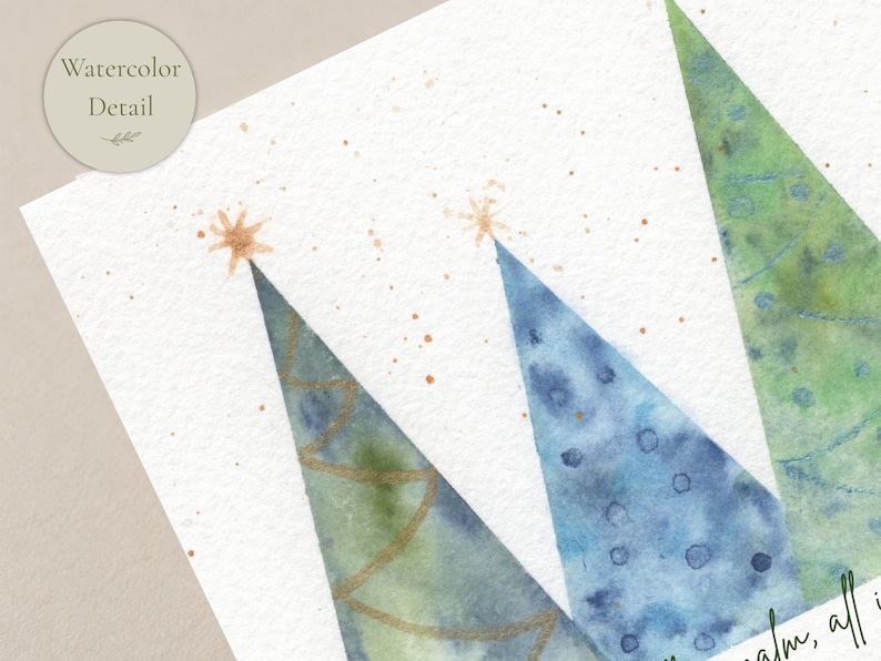 Pu&ograve; includere: Un'illustrazione ad acquerello su carta ruvida che raffigura tre forme di alberi triangolari in tonalit&agrave; blu e verdi. Gli alberi sono decorati con linee e punti dorati, sormontati da stelle dorate e circondati da piccoli schizzi di vernice.