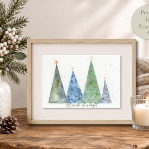 Pu&ograve; includere: Una stampa rettangolare in una cornice di legno chiaro con un'illustrazione ad acquerello di quattro alberi di Natale triangolari in tonalit&agrave; di verde e blu. Ogni albero &egrave; sormontato da una stella dorata. Il testo All is calm, all is bright &egrave; stampato sotto.