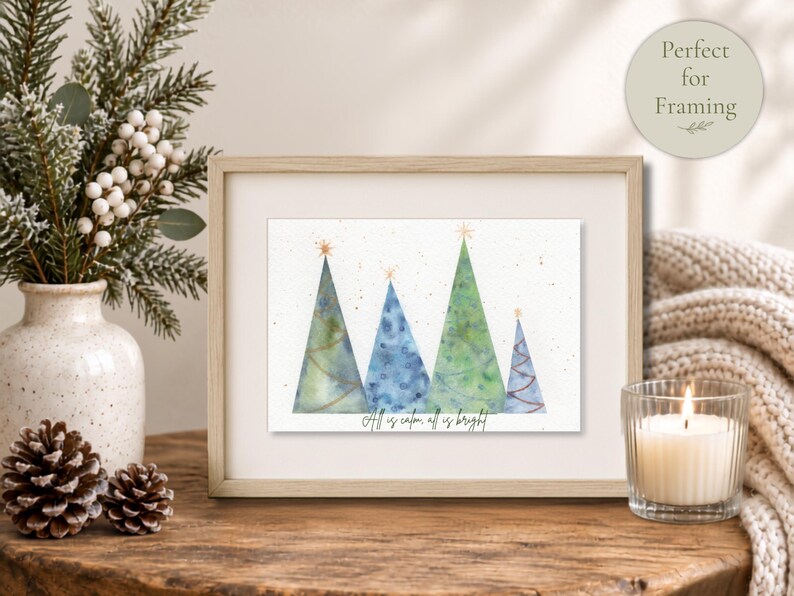 Pu&ograve; includere: Una stampa rettangolare in una cornice di legno chiaro con un'illustrazione ad acquerello di quattro alberi di Natale triangolari in tonalit&agrave; di verde e blu. Ogni albero &egrave; sormontato da una stella dorata. Il testo All is calm, all is bright &egrave; stampato sotto.