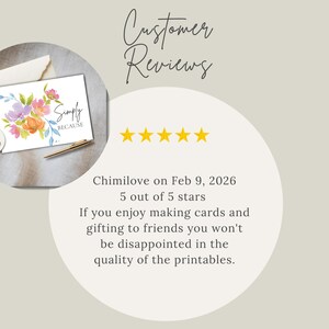 Pu&ograve; includere: Una grafica di recensione cliente con il testo Customer Reviews, cinque stelle gialle e una recensione di Chimilove datata 9 febbraio 2026. Un'immagine circolare mostra un biglietto d'auguri con fiori ad acquerello e il testo Simply Because.