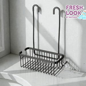Puede incluir: Cesta de ducha de metal negro con una cesta rectangular y dos ganchos curvos para colgar. La cesta está diseñada para colgar sobre un cabezal de ducha o una puerta. La imagen también incluye el texto "FRESH LOOK by NATHAN".