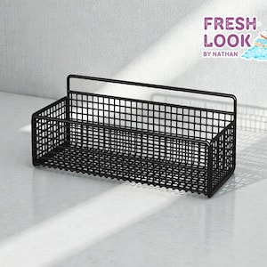 Könnte beinhalten: Ein schwarzer Drahtkorb aus Metall mit rechteckiger Form und Gittermuster. Der Korb hat eine erhöhte Rückseite und ist für die Aufbewahrung konzipiert. Das Bild enthält auch den Text "FRESH LOOK by NATHAN".