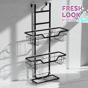 Puede incluir: Organizador de ducha negro de metal para colgar sobre la puerta, con dos cestas de alambre y un estante inferior. El organizador tiene un gancho para colgar sobre una puerta de ducha e incluye el texto "FRESH LOOK BY NATHAN".