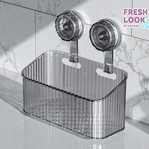 Może przedstawiać: Biały ceramiczny kubek z czarnym uchwytem i napisem "But First, Coffee" pogrubioną czcionką. Kubek jest umieszczony na rozmytym tle, sugerującym przytulne otoczenie.