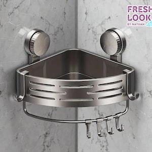 Puede incluir: Estante de esquina para ducha de acero inoxidable con ventosas para una fácil instalación. El estante tiene un diseño triangular con un frente curvo y varios ganchos para colgar artículos. Incluye el texto "FRESH LOOK BY NATHAN".