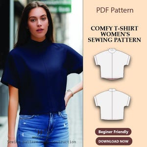 Può includere: Una donna indossa una maglietta blu navy a maniche corte e jeans blu. L'immagine include un modello PDF per un modello di cucito "Comfy T-Shirt", con il testo "Beginner Friendly" e "Download Now".