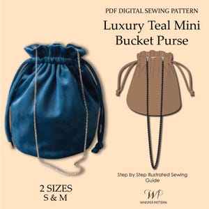 Puede incluir: Un mini bolso cubo de color verde azulado hecho de terciopelo con una correa de cadena plateada. La imagen también muestra un dibujo del bolso y el texto "PDF DIGITAL SEWING PATTERN Luxury Teal Mini Bucket Purse". El patrón incluye dos tallas, S y M.