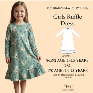 Puede incluir: Una niña lleva un vestido turquesa de manga larga con un estampado de zorros y flores. El vestido tiene un dobladillo con volantes. La imagen también muestra un patrón de costura para un vestido con volantes para niñas, para edades de 1 a 15 años.