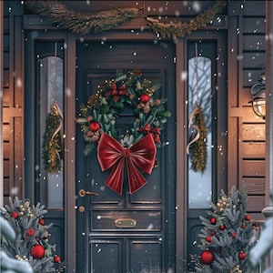 Puede incluir: Una puerta navide&ntilde;a adornada con una corona y un gran lazo rojo. La corona est&aacute; decorada con bayas rojas y vegetaci&oacute;n. Los copos de nieve caen alrededor de la puerta y peque&ntilde;os &aacute;rboles de Navidad flanquean la entrada.