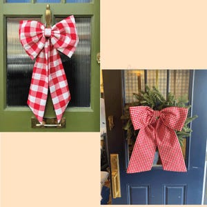 Puede incluir: Dos im&aacute;genes muestran un gran lazo a cuadros rojo y blanco. Uno est&aacute; en una puerta verde, el otro en una corona en una puerta azul. Los lazos son una decoraci&oacute;n festiva, perfecta para la temporada navide&ntilde;a.