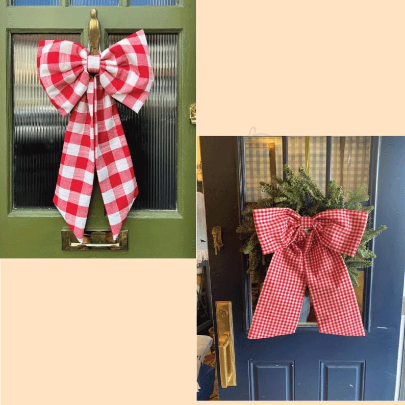 Puede incluir: Dos im&aacute;genes muestran un gran lazo a cuadros rojo y blanco. Uno est&aacute; en una puerta verde, el otro en una corona en una puerta azul. Los lazos son una decoraci&oacute;n festiva, perfecta para la temporada navide&ntilde;a.