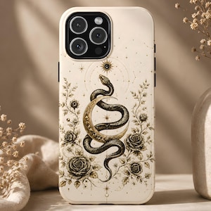 Könnte beinhalten: Eine cremefarbene Handyhülle mit einer detaillierten schwarzen Illustration einer Schlange, die sich um eine goldene Mondsichel windet. Das Design ist von komplizierten Rosenmotiven, kleinen Sternen und himmlischen Linien umgeben.