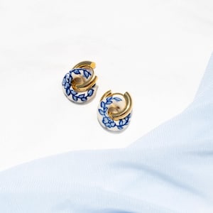 Créoles à breloques florales en porcelaine | Créoles plaquées or 18 carats | Donut fait main en céramique | Or ou argent | Bleu et blanc