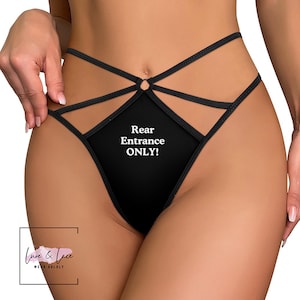 Könnte beinhalten: Schwarze Dessous mit einem einzigartigen Riemendesign. Auf der Vorderseite steht der Text "Rear Entrance ONLY!". Die Dessous sind mit einem rautenförmigen Vorderteil und mehreren Riemen versehen.