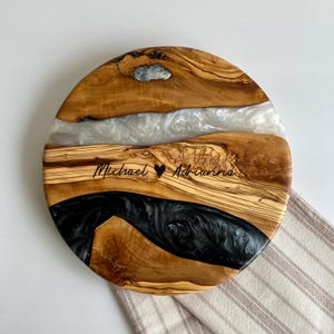 Personalized Round Charcuterie Board, Resin Cutting Board, Custom Made Olive Wood Serving Board, Epoxy Round Serving Tray, Kitchen Decor