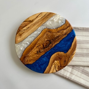 Gepersonaliseerde charcuterieplank, op maat gemaakte ronde snijplank, kaasplank van hars en olijfhout, serveerplank epoxy, keuken en eetkamer