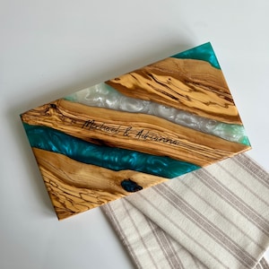 Aangepaste charcuterieplank, olijfhout en epoxyhars gepersonaliseerde serveerplank, houten kaasplank, keukendecor, handgemaakte geschenken
