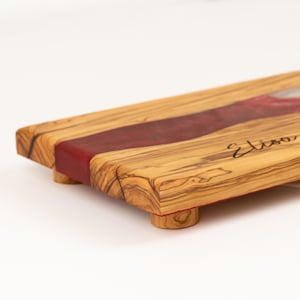 Gepersonaliseerde charcuterieplank met poot, hars en olijfhout kaasplank, rivier serveerplank, epoxyharskunst, aangepaste snijplank