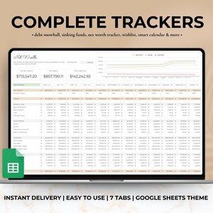 Könnte beinhalten: Ein Laptop-Bildschirm zeigt eine Google Sheets-Tabelle mit einer grünen Registerkarte mit der Bezeichnung "Net Worth". Die Tabelle enthält ein Liniendiagramm und eine Tabelle mit Spalten für "Vermögen", "Verbindlichkeiten" und "Nettovermögen". Die Tabelle enthält auch ein Gesamtnettovermögen von 715.547,20 $, 857.790,11 $ und 142.242,92 $. Der Text "COMPLETE TRACKERS" wird oben auf dem Bildschirm angezeigt. Der Text "INSTANT DELIVERY | EASY TO USE | 7 TABS | GOOGLE SHEETS THEME" wird unten auf dem Bildschirm angezeigt.