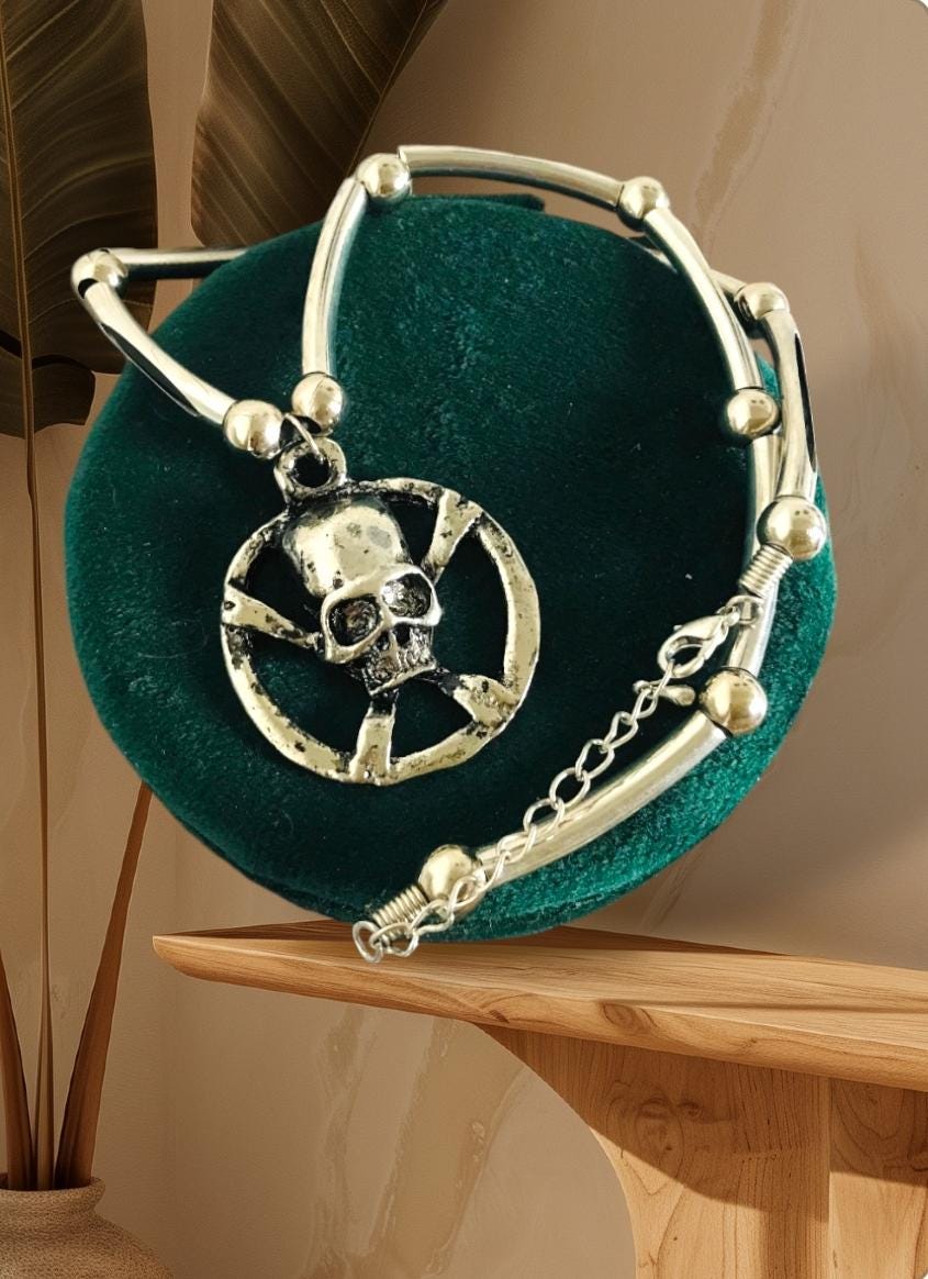 Collier Plastron Gothique Tête De Mort - Argenté Et Vert, Neuf Avec étiquettes, Style Rock/métal