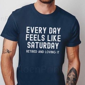 Ogni giorno sembra sabato T-shirt per pensionati, regalo divertente per gli uomini per il pensionamento, maglietta in tela Bella, maglietta fantastica per il pensionamento, regalo per il papà in pensione