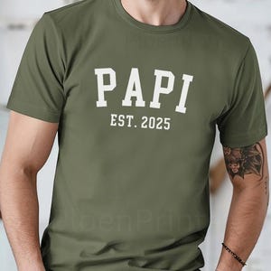 Niestandardowa koszulka Papi, niestandardowa koszulka Bella Canvas Papi, koszulka Papi Est 2025, prezent na dzień ojca, prezent urodzinowy dla dziadka Papi, PERSONALIZUJ rok