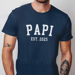 Niestandardowa koszulka Papi, niestandardowa koszulka Bella Canvas Papi, koszulka Papi Est 2025, prezent na dzień ojca, prezent urodzinowy dla dziadka Papi, PERSONALIZUJ rok